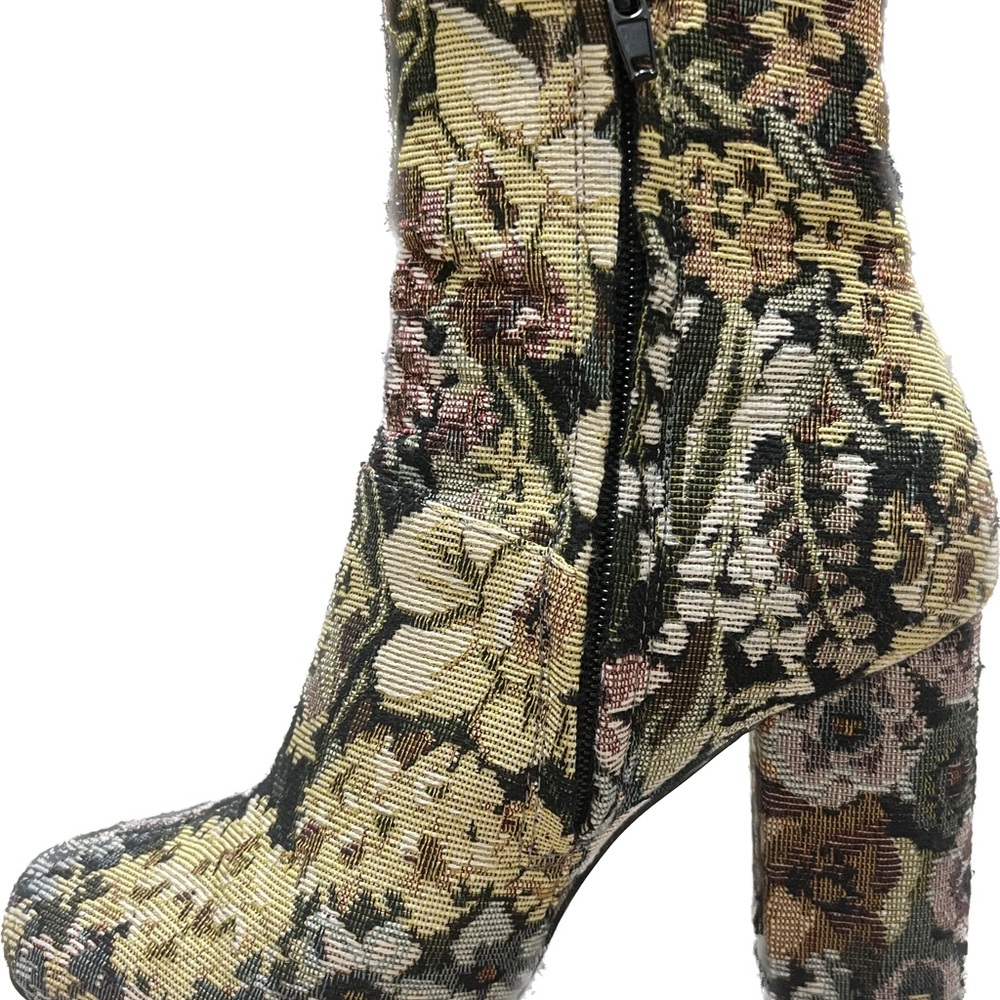 Urban Outfitters Heeled Boots in Floral Vintage Print size 7